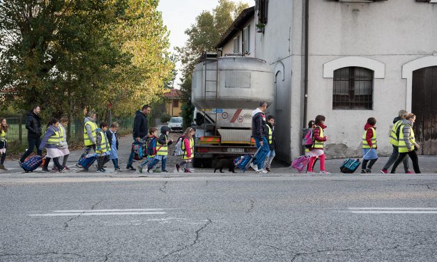 Educazione ambientale, pedibus l’autobus di bambini