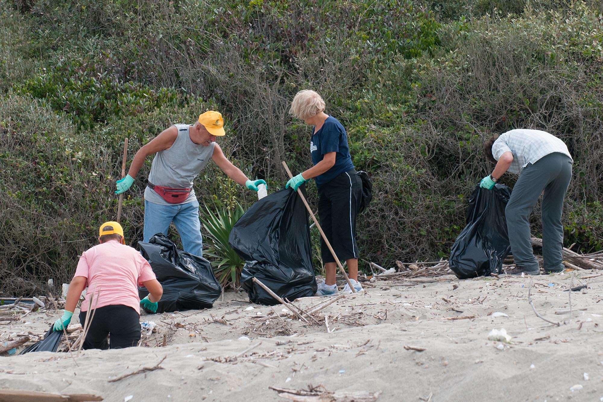 0043 Volontari per la pulizia delle spiagge 1 - Spiagge pulite