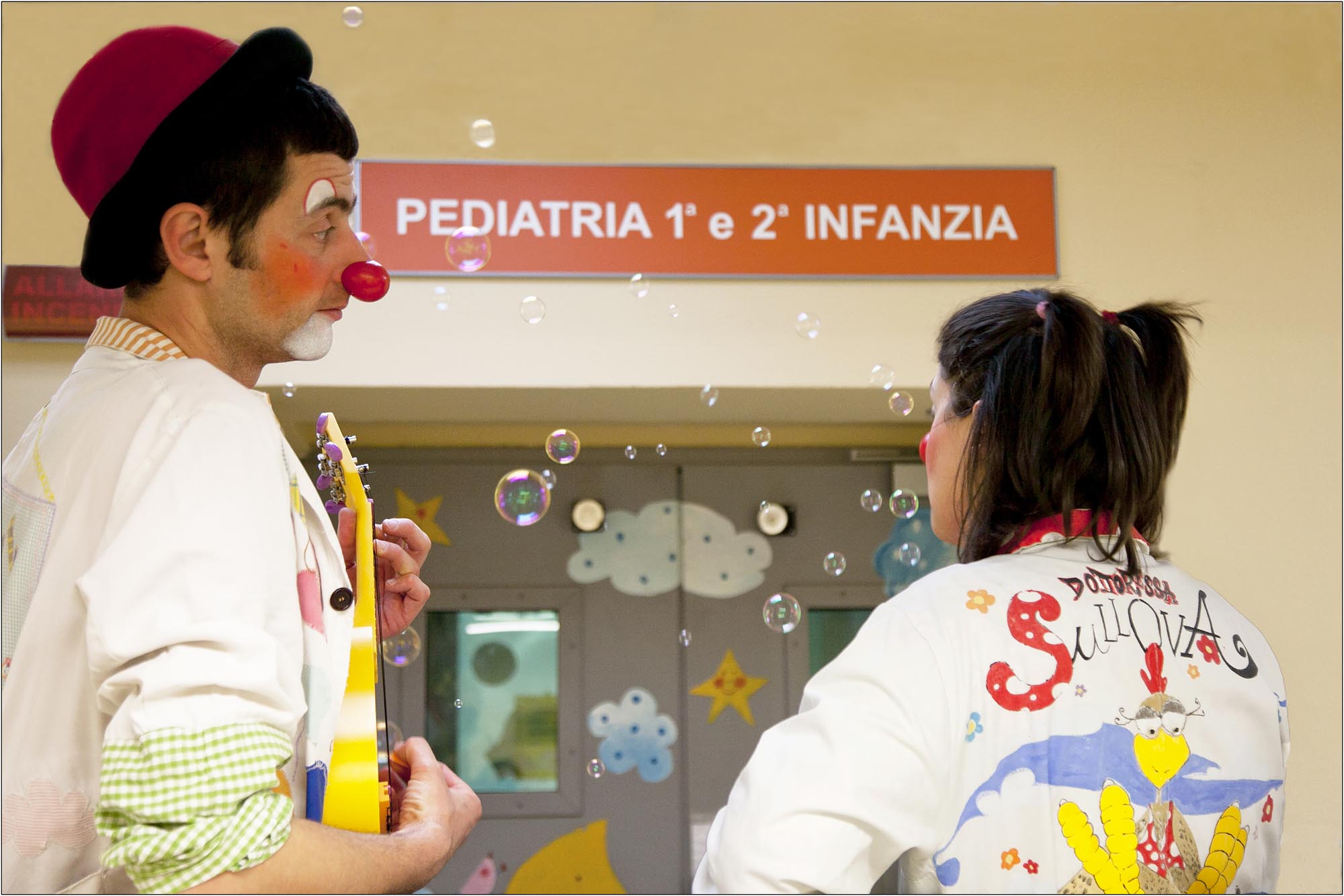 0093P1  ass.sociale toscana01 - Clown dottori, reparto pediatria