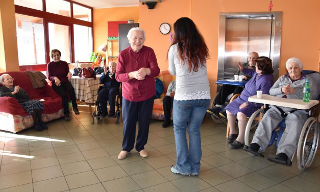 Attività sportiva in residenza per anziani, yoga per anziani