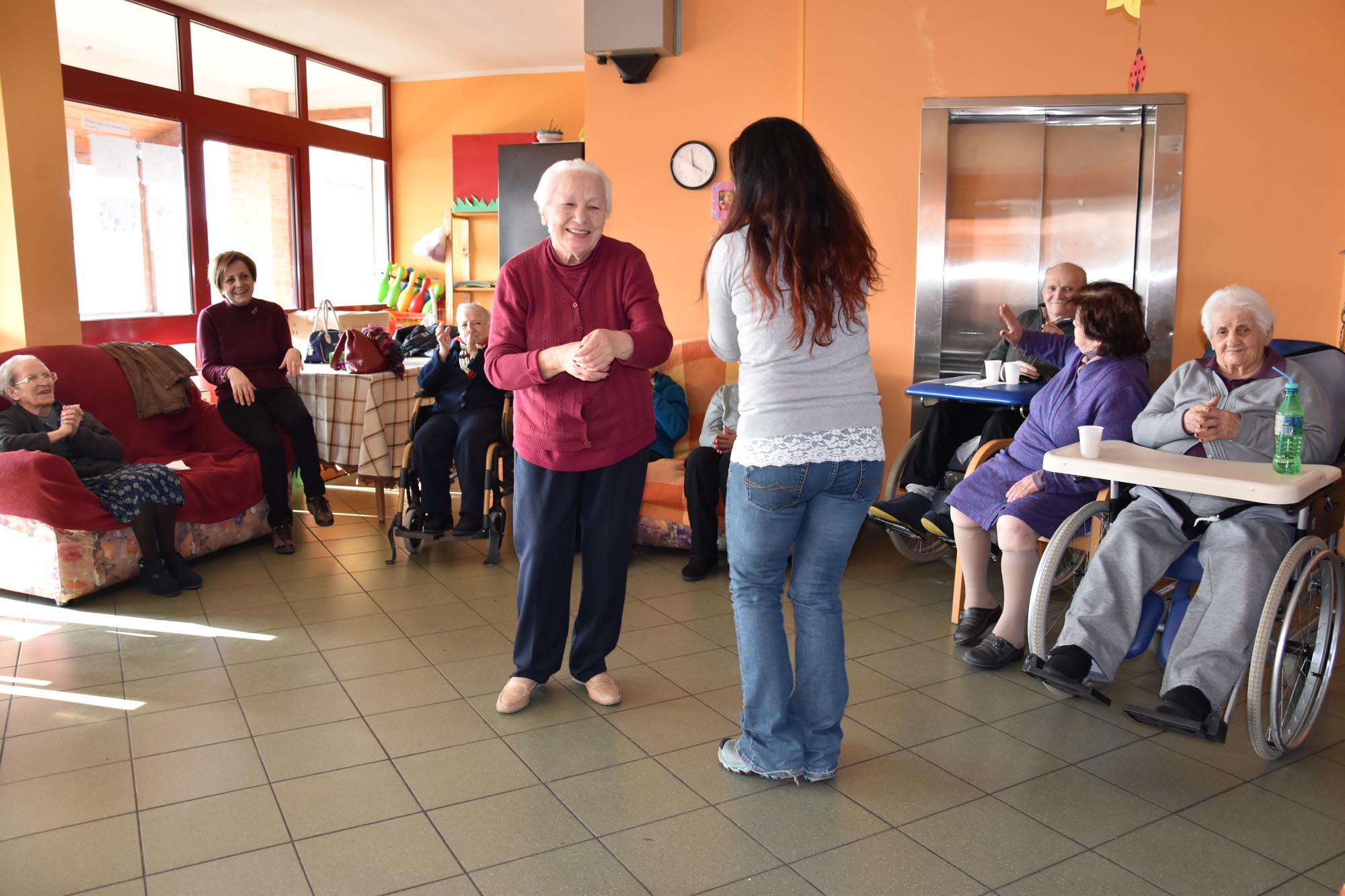 0415S ass.sociale marche02 - Attività sportiva in residenza per anziani, yoga per anziani