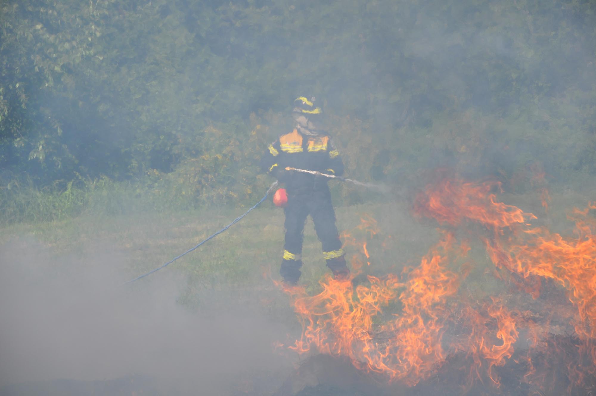 0634P1 civile lombardia03 - Intervento sull'incendio boschivo, una giornata infuocata