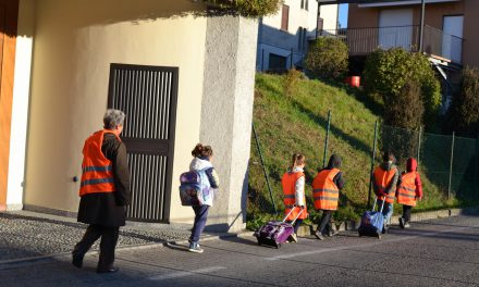 Educazione ambientale, pedibus bambini che vanno a scuola